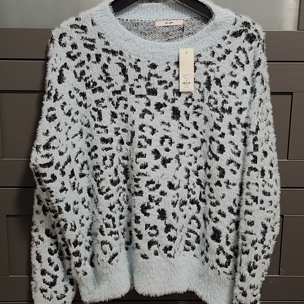 Francesca's Mi Amo Light blue Leopard Print pullover Sweater